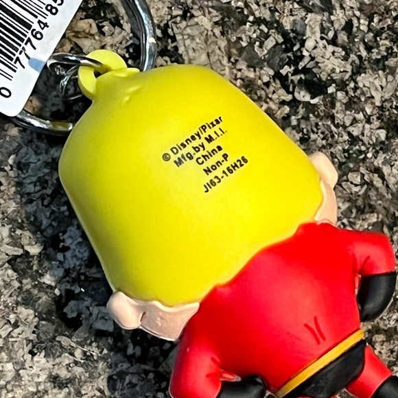 DISNEY The Incredibles Keychain!! BNWT - Picture 2 of 5